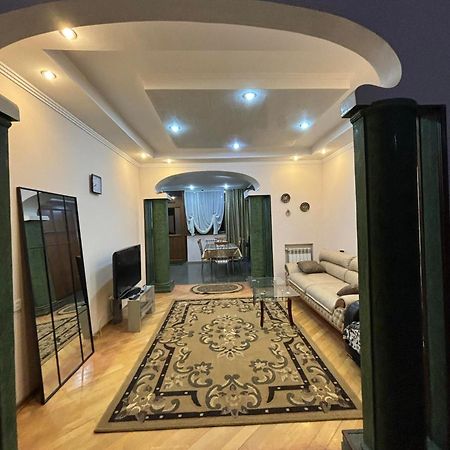Apartment On Sanapiro Tbilisi Bagian luar foto